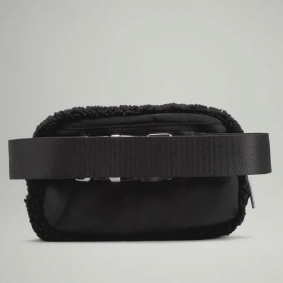 Lululemon Everywhere Belt Bag Black Fleece - Picture 7 of 9